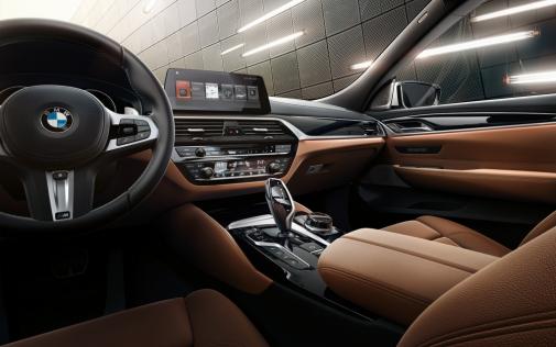 Bild des Cockpits des neuen BMW 6ers bei B&K