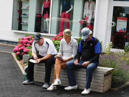 Bild der Golfer bei einer Pause auf dem Golfcup von B&K in Bad Salzuflen