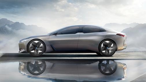 Bild des neuen BMW i Vision Dynamics von der Seite