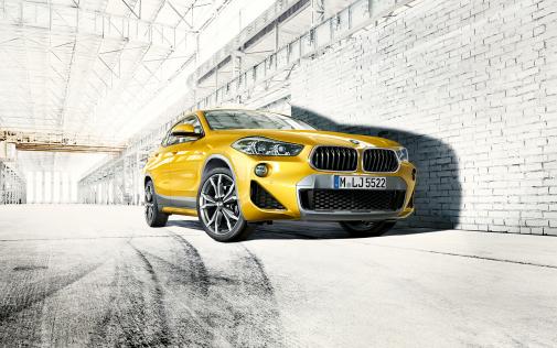 Goldener BMW X2 Seitenfrontansicht