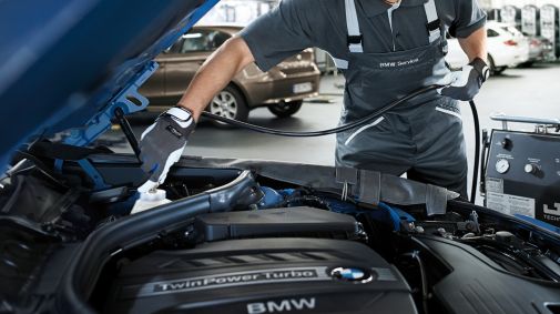 Mechaniker schließt Testgerät an BMW Motor an
