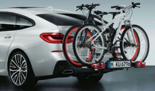 Zwei Fahrräder montiert am Heck eines BMW