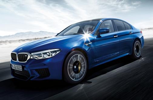 Blauer BMW M5 Seitenansicht
