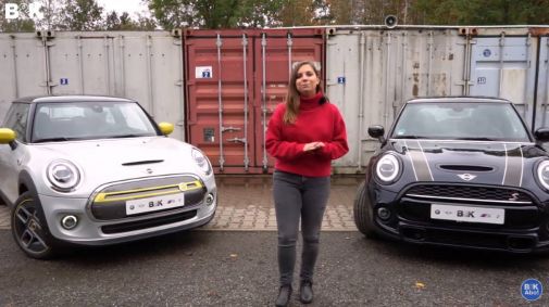 Sina stellt links von sich den Cooper SE und rechts von sich den Cooper S vor