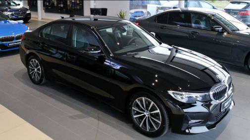 Bild eines schwarzen 3er BMWs in einem Schauraum von B&K