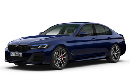blauer 5er BMW vor weißem Hintergrund - Seitenansicht