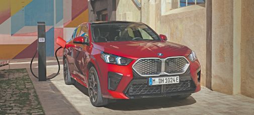 Roter BMW iX2 von schräg vorne