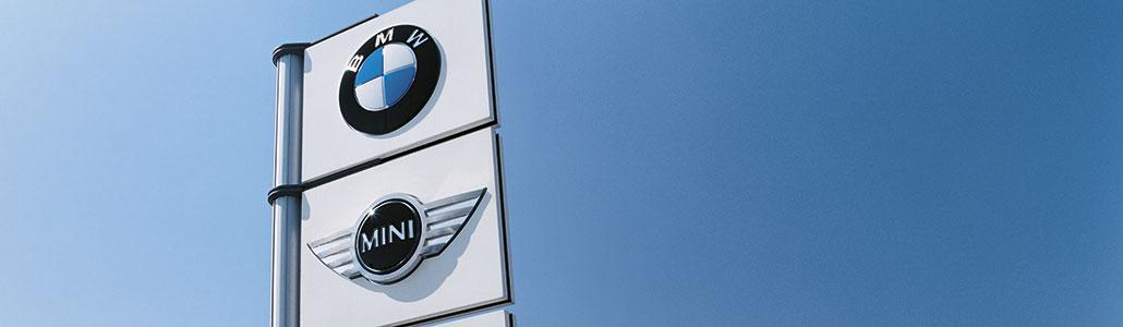 Autohaus-Schild zeigt Marken BMW und MINI