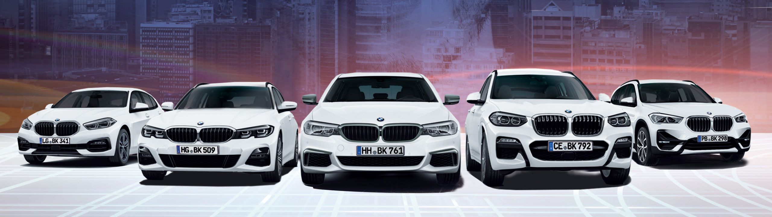 Eine Reihe weißer BMW vor lila Hintergrund