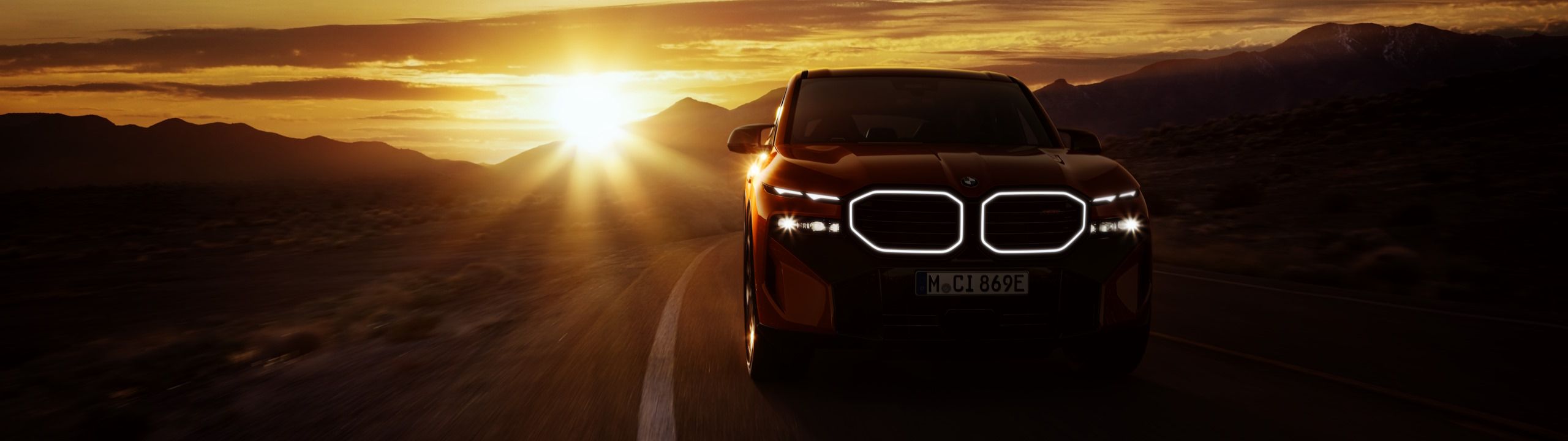 BMW X-Modell und Sonnenaufgang